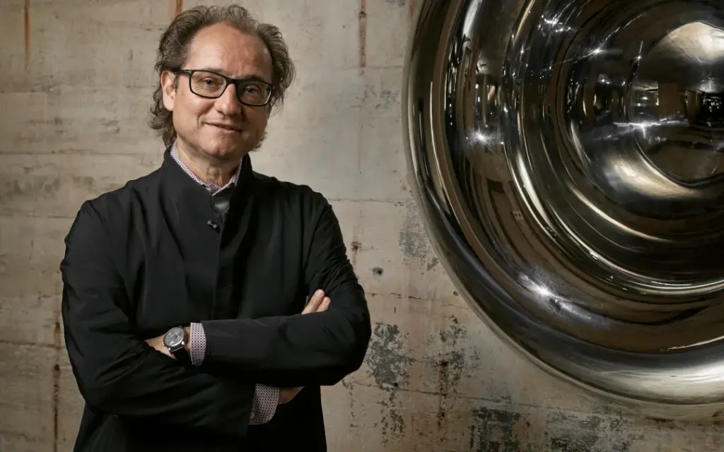 Désiré Feuerle in front of Anish Kapoor, Torus, steel, diameter 110cm. Photo: def image ©The Feuerle Collection Désiré Feuerle in front of Anish Kapoor, Torus, steel, diameter 110cm. Photo: def image ©The Feuerle Collection